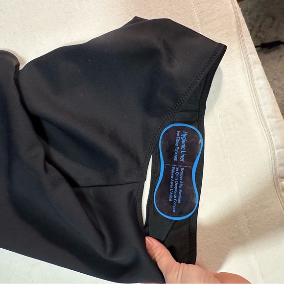 GOOD AMERICAN {NWOT} Good Compression Hot Shoulder One Piece | black | size 0/XS - Picture 4 of 6